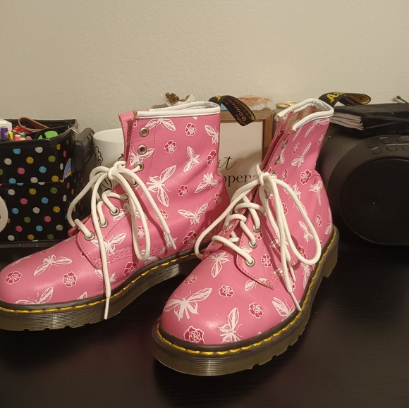 RARE Dr. Martens Pink Butterfly Rose Boots USL 8 - Picture 2 of 6